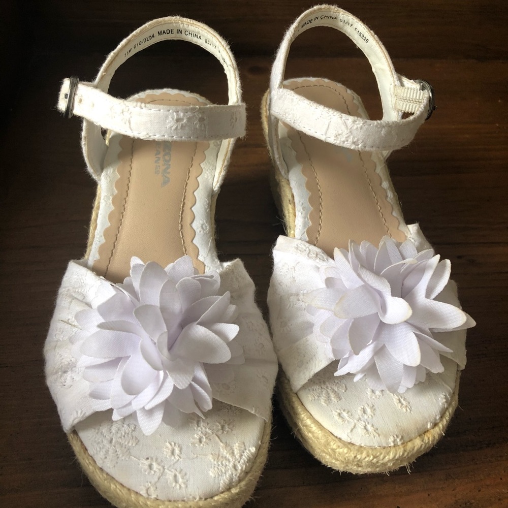 EUC! Girls white wedge size 11